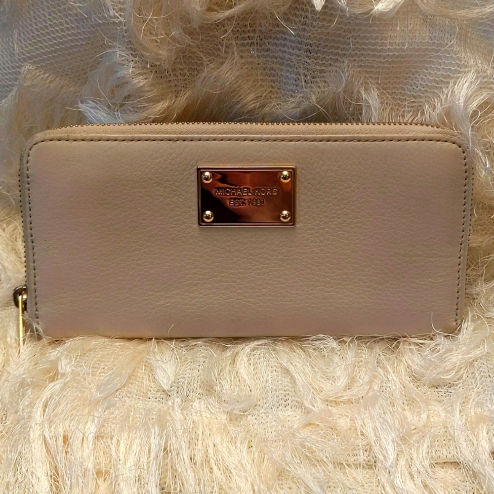Michael Kors Light Cream Zipper Wallet